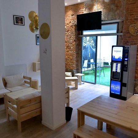 Guitar Hostel Bilbao Exterior photo