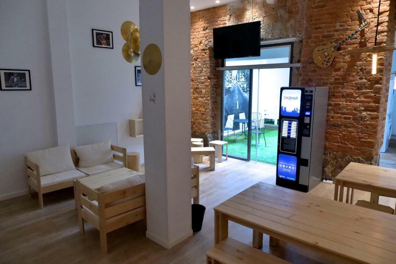 Guitar Hostel Bilbao Exterior photo