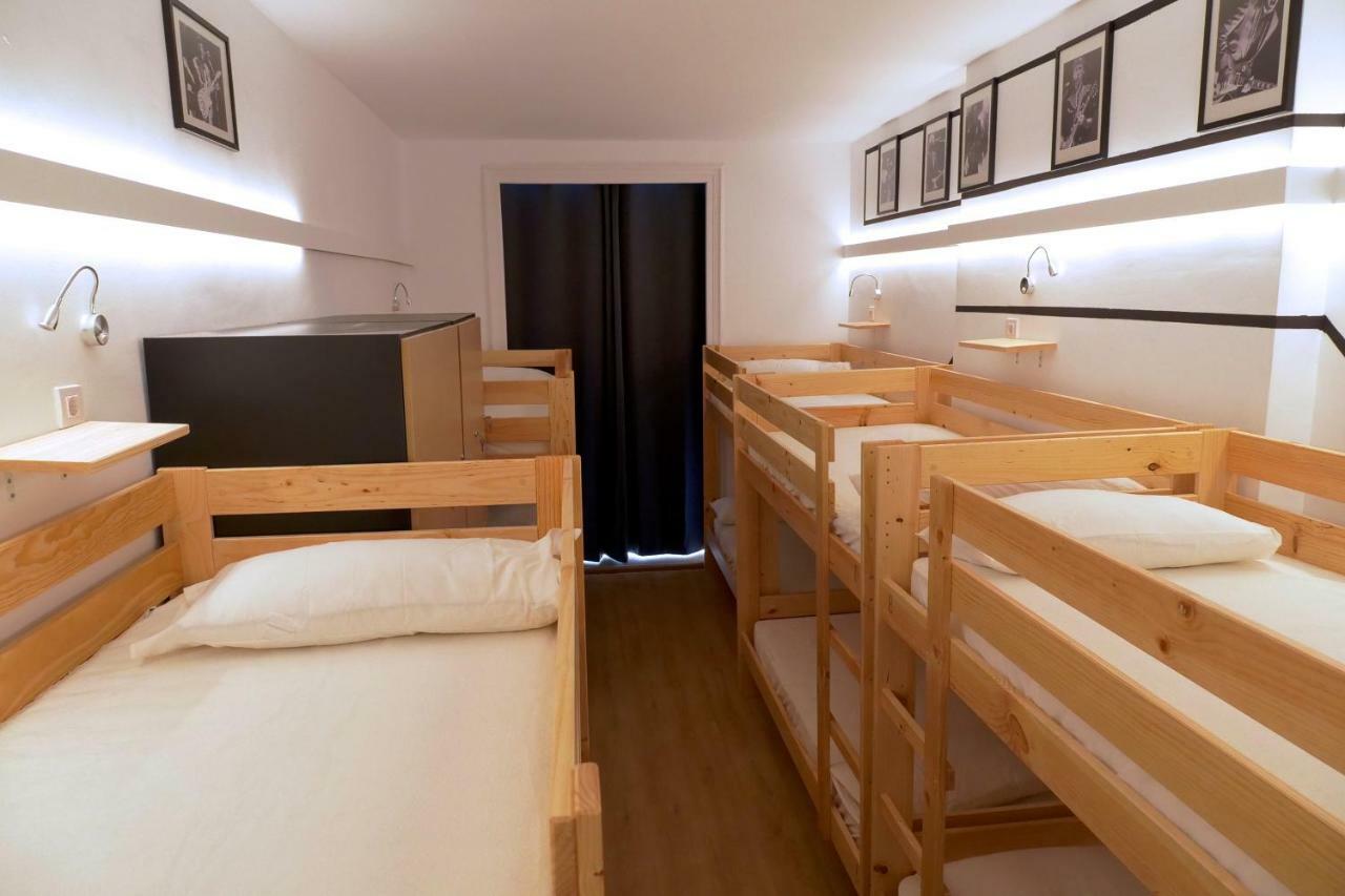 Guitar Hostel Bilbao Exterior photo